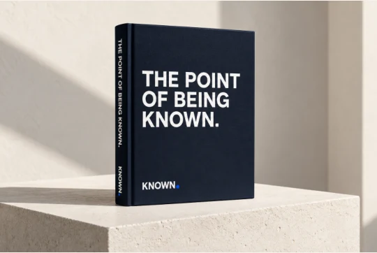 تطبيق هوية KNOWN. على غلاف مطبوع